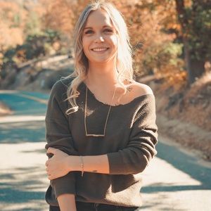 💕MEET YOUR POSHER CAREY💕